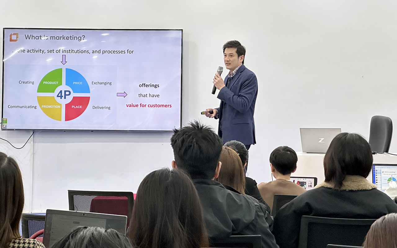 Mr. Dang Tran Duc Minh introducing an overview of data analysis in marketing