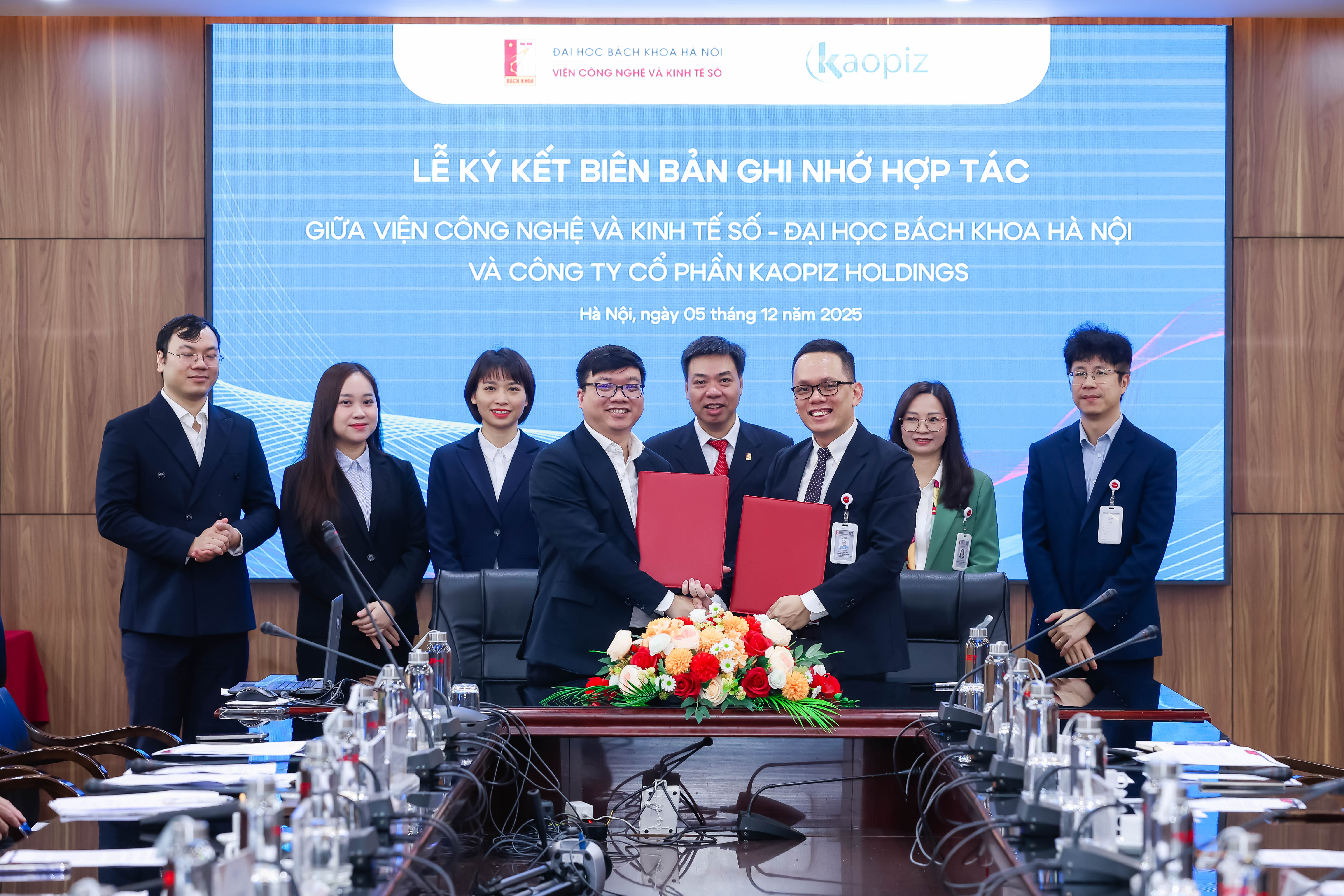 Assoc. Prof. Nguyen Binh Minh, Dean of the Institute for Digital Technology and Economy, and Mr. Le Van Hoang, CEO of Kaopiz Holdings, exchange MoU