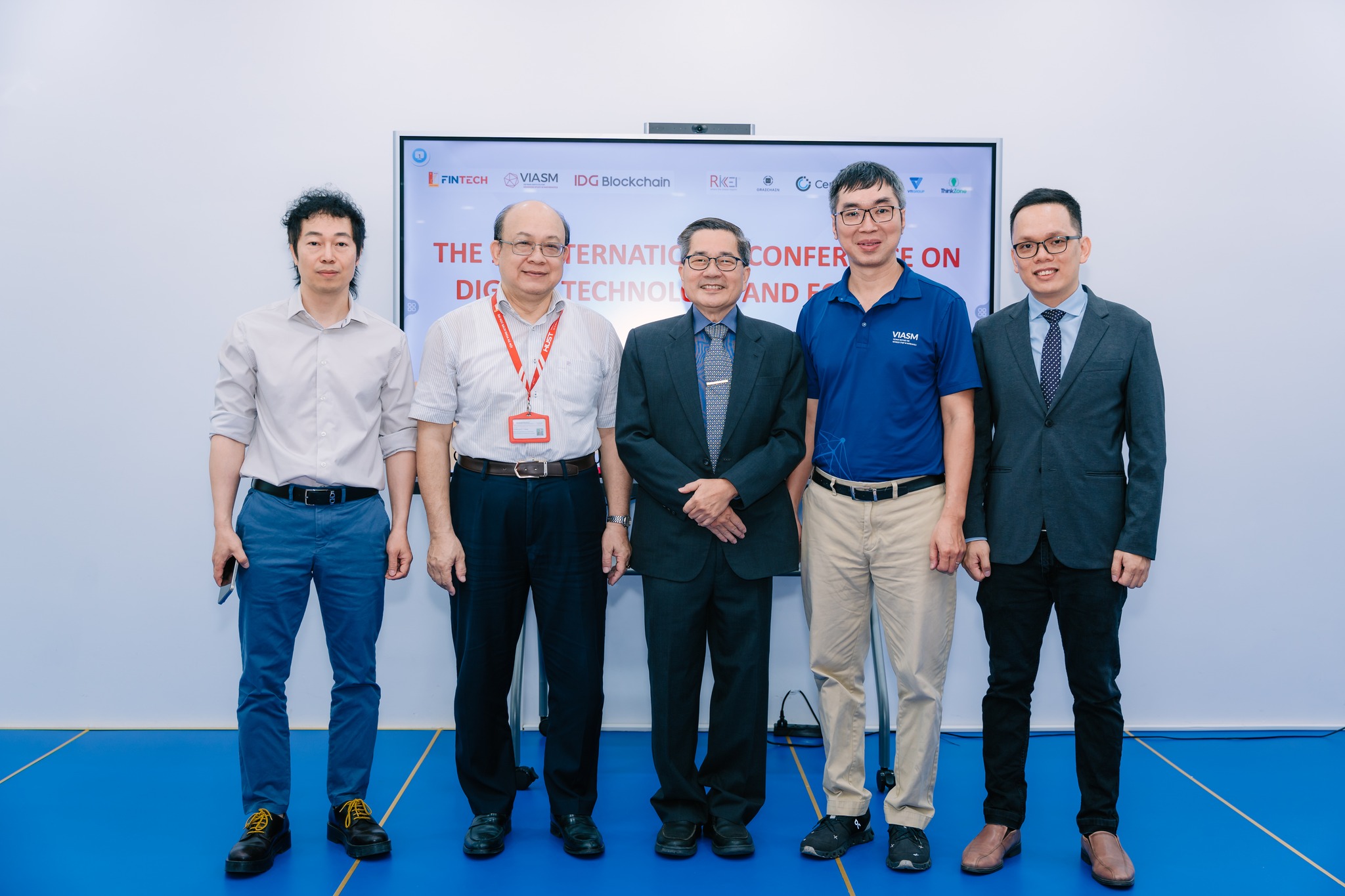 Assoc. Prof. Huynh Quyet Thang and honored guests took part in a photo session.