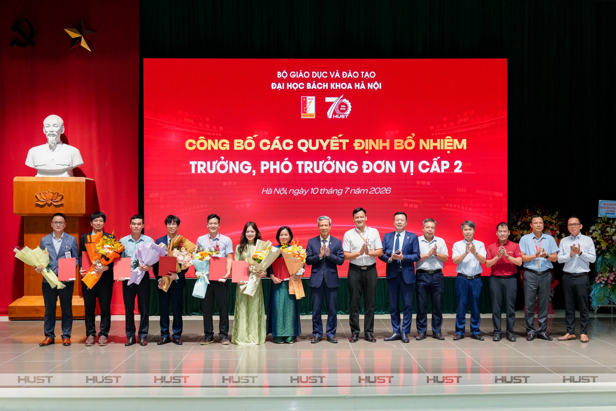 GS. Lê Anh Tuấn cùng Trưởng các đơn vị chúc mừng các cán bộ được bổ nhiệm giữ chức vụ Phó Trưởng đơn vị cấp 2